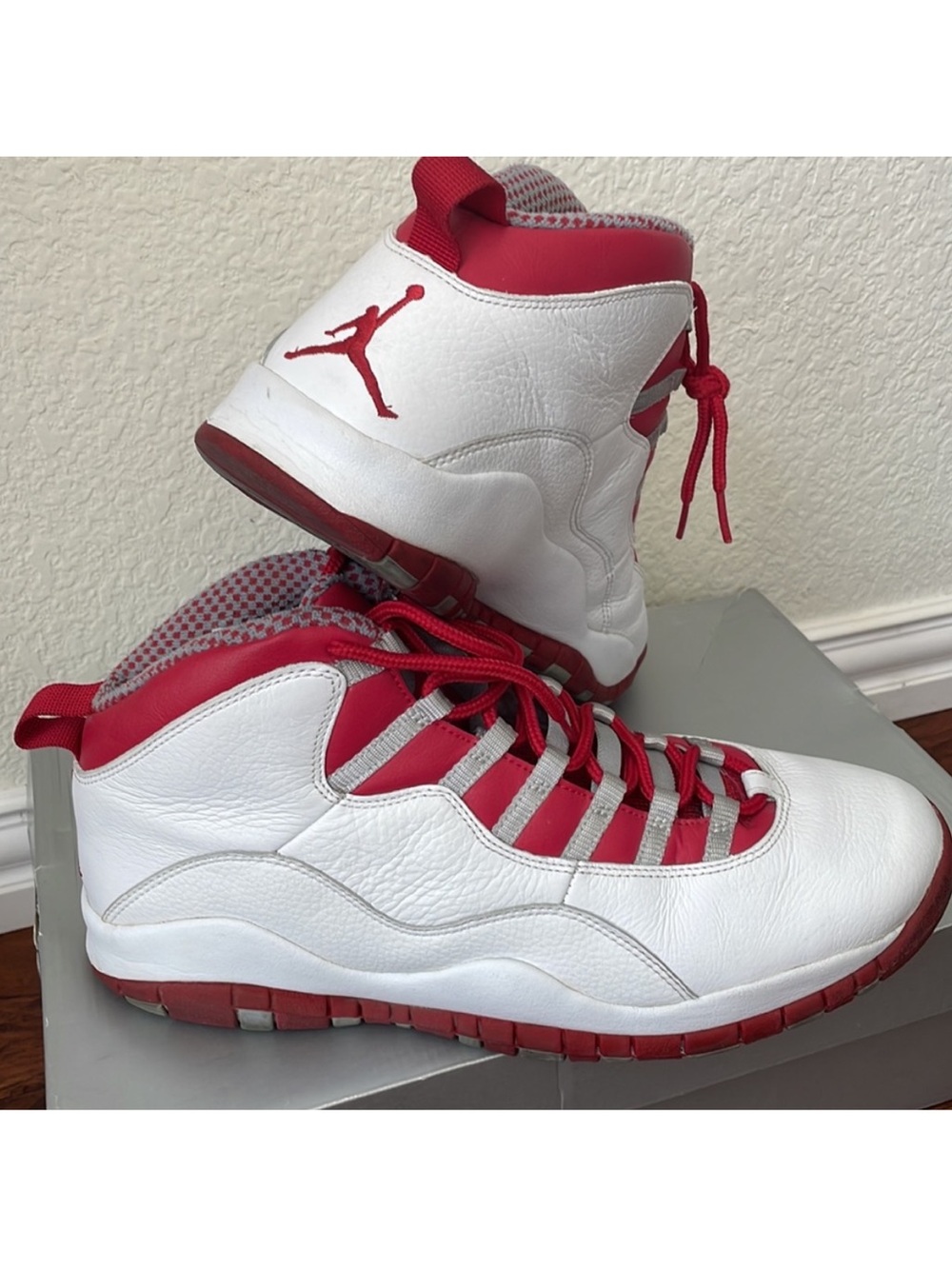 Air Jordan men
White and Red High-Top Basketball Sneakers